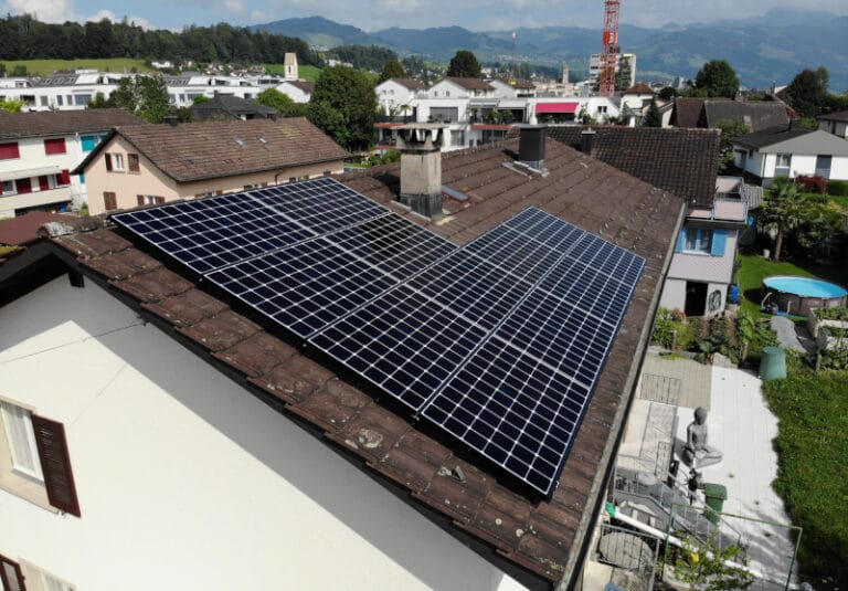 Photovoltaik-Anlage auf Hausteil in Uznach